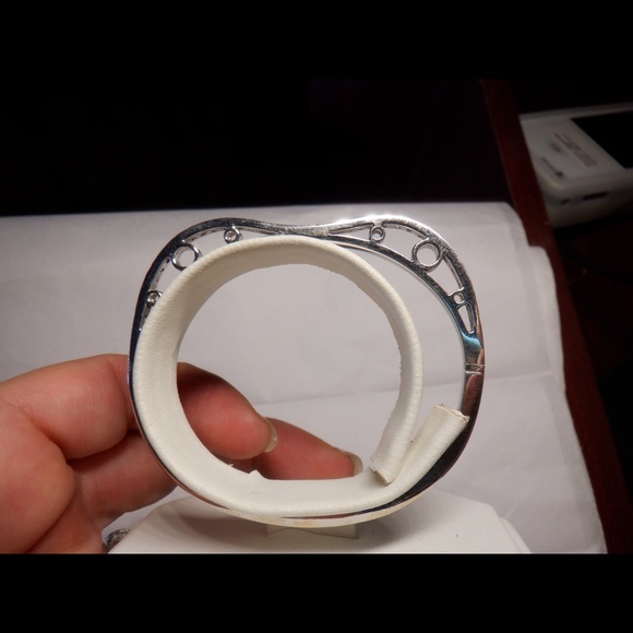 18k  white gold bangle diamond bracelet - Picture 2 of 8